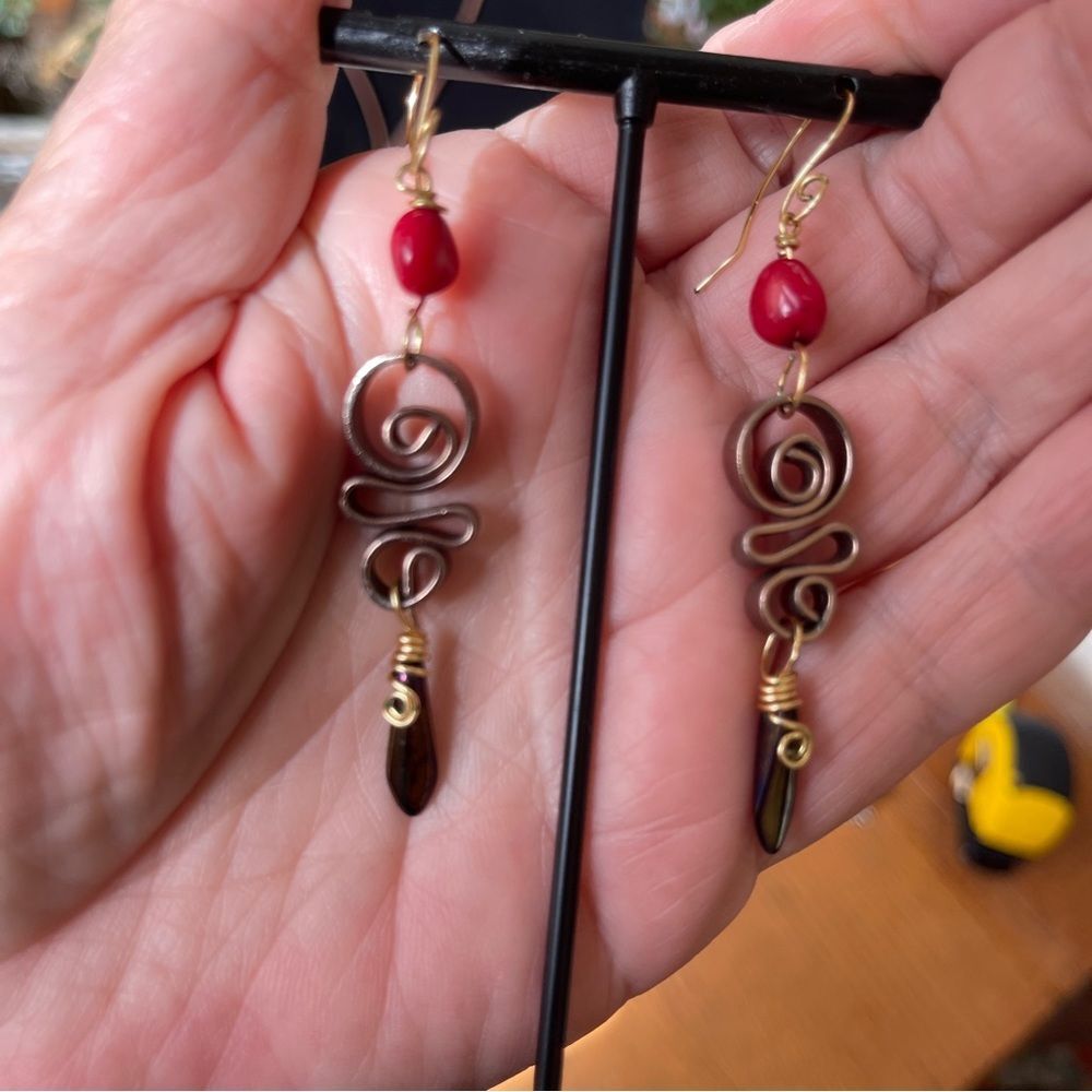 Red Coral Hematite Hand Crafted Wire Wrap Bent Metal Necklace Earrings Set - Picture 5 of 9